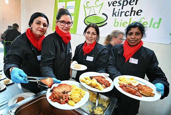 Die Stadtteilmütter Anas Surchi (v.l.), Corinna Reuter Göksen Altindal und Malathy Rathakrishnan vereilen das Essen. - © Barbara Franke