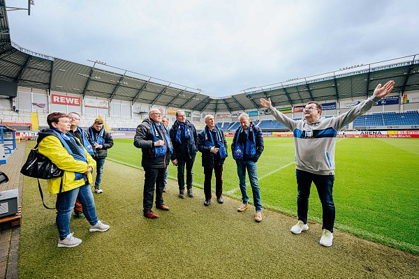 SCP-Geschäftsführer Martin Hornberger führt die Gewinner auch diesmal wieder durch das Stadion. - © BESIM MAZHIQI