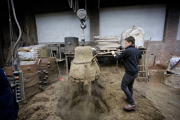 Michael Patrick Kelly hat die Friedensglocke selbst gegossen. Mit dem Projekt möchte er darauf aufmerksam machen, wie wichtig es ist, sich von Radikalismus und Gewalt abzuwenden. - © Silvia Reimann 40233 Duesseldorf