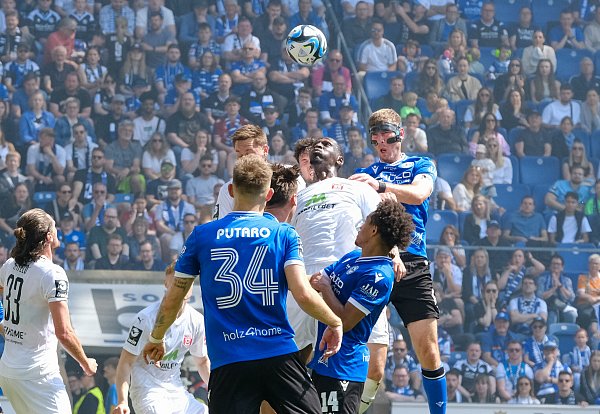 Fabian Klos im Kopfballduell gegen Halles Tarsis Bonga. - © Andreas Zobe