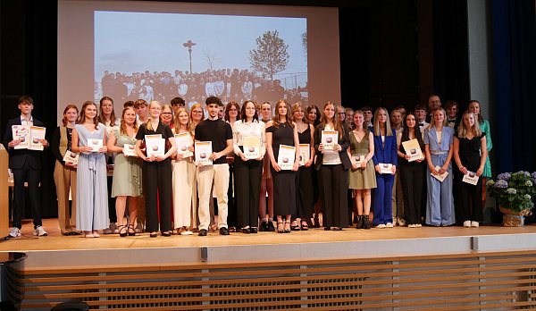 Zahlreiche junge Menschen wurden während der Verabschiedungsfeier im Gymnasium Rahden für ihr soziales Engagement ausgezeichnet. - © Gymnasium Rahden/Gesine Dronsz