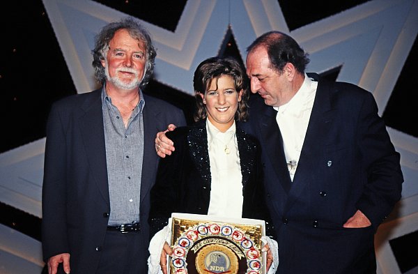 Bianca Shomburg mit Komponist Ralph Siegel (r.) und Liedtexter Bernd Meinunger. - © picture alliance/United Archives