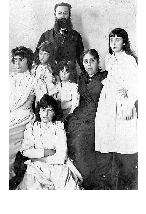 Familie Loewenthal auf einem Foto des Jahres 1892. Hedwig steht links vor dem Arm ihres Vaters, des damals bekannten Augenmediziners Professor Wolff-Wilhelm Loewenthal. - © Repro: Horst Biere / Quelle Hartmann „Erinnerungsbuch“