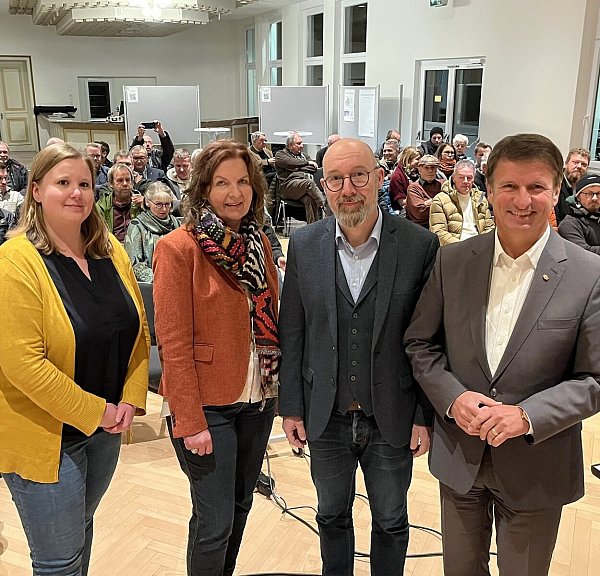 Carolin Röttger (v.l.), Heike Lockstedt-Macke, Jörg Felmeden und Landrat Michael Stickeln. - © Kreis Höxter