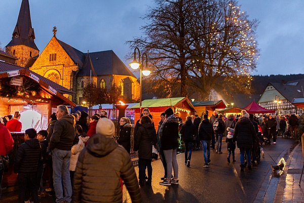 Der Weihnachtsmarkt findet unterhalb der Bartholomäuskirche statt. Das Bild zeigt den vergangenen Weihnachtsmarkt im Jahr 2019. - © Gemeinde Rödinghausen