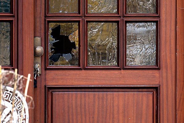 Eine zerbrochene Scheibe an der Eingangstür zu einem Einfamilienhaus in der Gemeinde Scheeßel. - © Sina Schuldt