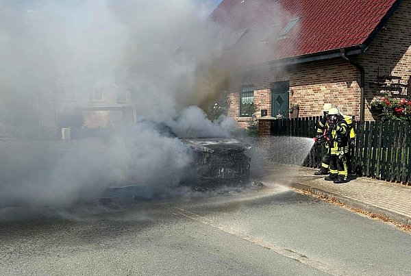 Unter starker Rauchentwicklung brennt das Auto in Haaren aus. - © Feuerwehr Bad Wünnenberg