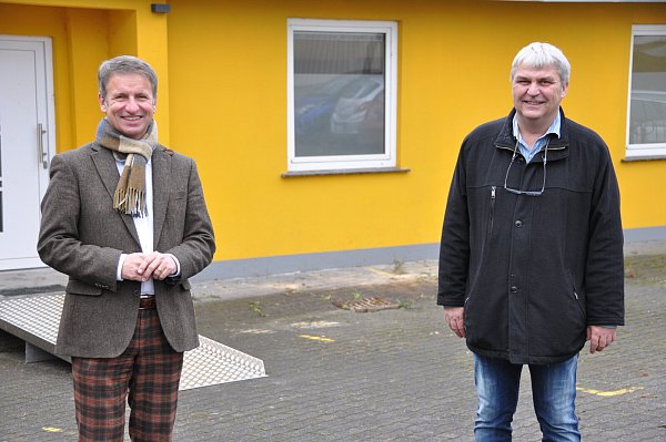 Landrat Michael Stickeln und Matthias Potthoff vom Kreis Höxter vor der Warburger Impfstelle. - © Kreis Höxter