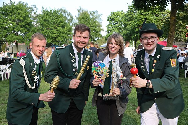 Jungschützenkönigin ist Michaela Freitäger. Mit ihr freuen sich Marius Knapp (v. l.), Lukas Hessel und Jungschützenhauptmann Jens Rübbelke. - © Benji Müller/Schützen Westenholz