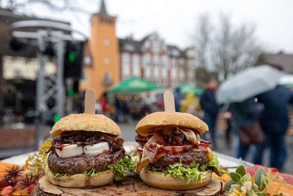 Was auf den Teller komme, entscheide jeder selbst: internationale Spezialitäten, kreative Crossover-Kitchen, süße Verführungen für Naschkatzen, eine Fahrt in den Fleischhimmel oder doch lieber bio, regional und veggie. - © Oliver Krato