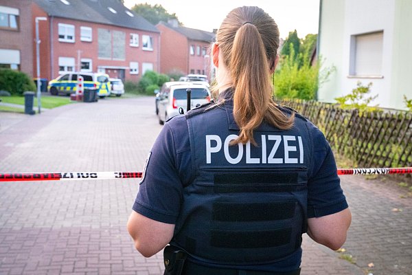 Eine Polizistin steht am Tatort vor einem Absperrband. - © Benjamin Westhoff