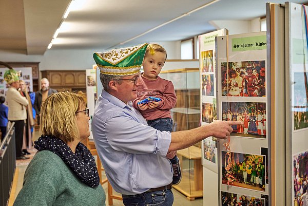 Markus Lödige schaut sich mit seiner Familie die Fotos der Ausstellung an. - © Marc Schriegel/StKG