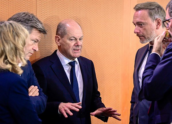 Kanzler Olaf Scholz (SPD), Vizekanzler Robert Habeck (Grüne) und Finanzminister Christian Lindner (FDP) hatten sich am Dienstag in die Verhandlungen über das Gebäudeenergiegesetz eingeschaltet. - © AFP