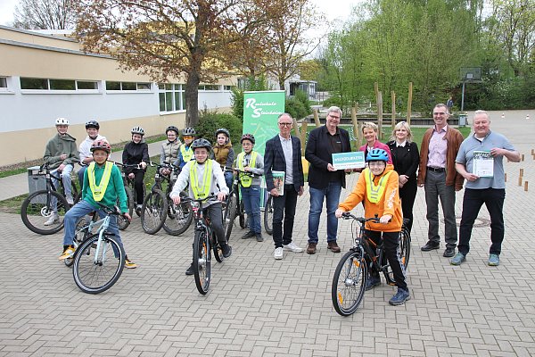 „Schoolbikes“ und ein Schild als Auszeichnung: Darüber freuen sich die Schüler, die Schule, die Stadt und die Akteure der „Aktion fahr Rad“. - © Madita Schellenberg