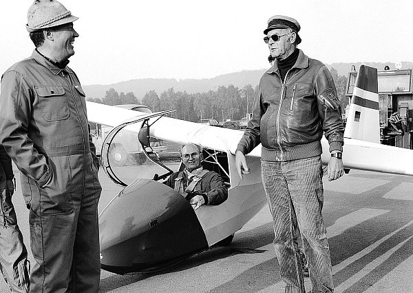 Ein Denkmal, das fliegen kann. Beim 9.000. Start des berühmten Segelflugzeugs K 8b waren 1983 auf dem Oerlinghauser Flugplatz dabei: Fluglehrer Heinz Richter (li.) und der verstorbene Fred Weinholtz (re.). Im Cockpit sitzt der ebenfalls bereits verstorbene Gerhard Opitz. - © Repro: Horst Biere / Quelle: Segelflugverein Herford