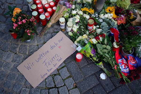 "Wir wollten doch nur feiern": Menschen gedenken der Opfer in der Solinger Innenstadt. - © Henning Kaiser
