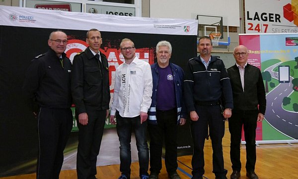 Sie wollen Schülerinnen und Schüler auf die Gefahren im Straßenverkehr aufmerksam machen (v. l.): Michael Schütte (Wachleiter Polizei Paderborn), Michael Beiwers (Feuerwehr Paderborn), Pascal Hilleke (Unfallopfer), Heinrich Friesen (Notfallseelsorger), Rainer Hoberg und August Barkhausen (Koordinator Ludwig-Erhard-Berufskolleg). - © Polizei Paderborn