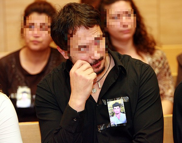 Angehörige des Opfers hatten sich damals im Gerichtssaal das Foto des Toten angeklebt. - © Andreas Zobe