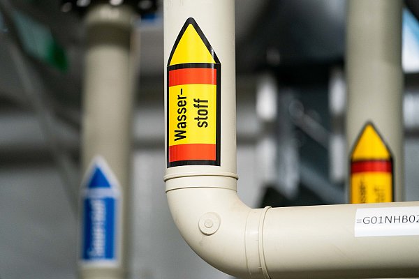 Auf den Rohren einer Wasserstofferzeugungsanlage ist ein Aufkleber mit der Aufschrift "Wasserstoff" angebracht. Die Stadtwerke in Deutschland haben den Grundsatz der Technologieoffenheit im geplanten Gebäudeenergiegesetz (GEG) gelobt. - © Nicolas Armer