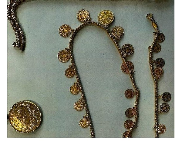 Der Zoll am Flughafen Paderborn/Lippstadt stellte diesen Goldschmuck im Wert von knapp 10.000 Euro sicher. - © Hauptzollamt Bielefeld