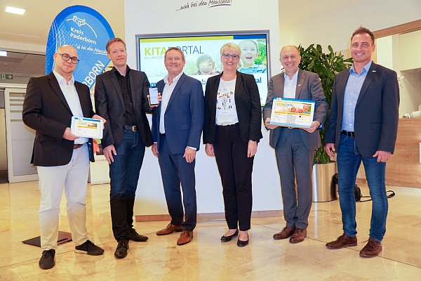 Freude über den Start des digitalen Kitaportals bei (v. l.) Thomas Wassong (Chief Digital Officer, Kreis Paderborn), Altenbekens Bürgermeister Matthias Möllers, Jugendamtsleiter Günther Uhrmeister, Jugenddezernentin Annette Mühlenhoff, Landrat Christoph Rüther und Jochen Bee, Fachbereichsleiter der Gemeinde Altenbeken. - © Kreis Paderborn
