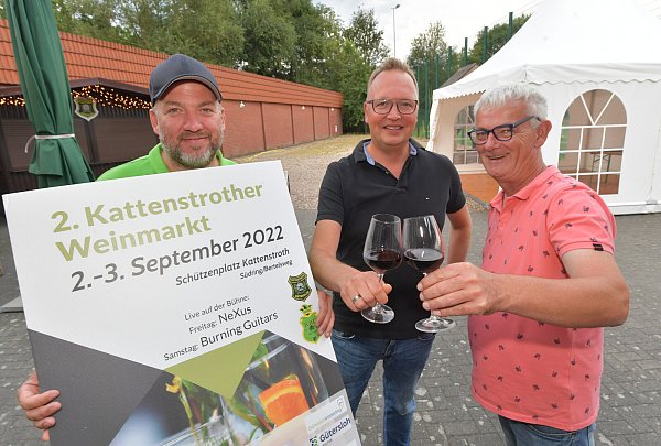 Gemeinsam mit ihren Vereinsmitgliedern haben (v. l.) Nils Nachtigäller, Tobias Vertkersting und Frank Bollkämper den zweiten Kattenstrother Weinmarkt auf die Beine gestellt. Foto: Jens Dünhölter