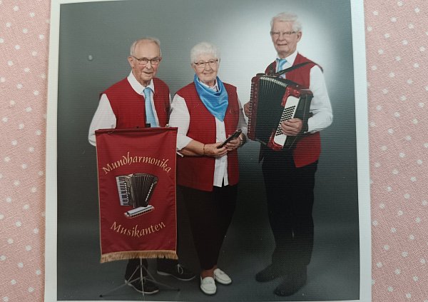 Bis 2023 traten Erwin und Herta Breitensträter zusammen mit Akkordeon-Spieler Jürgen als Mundharmonika-Musikanten auf. - © Privat