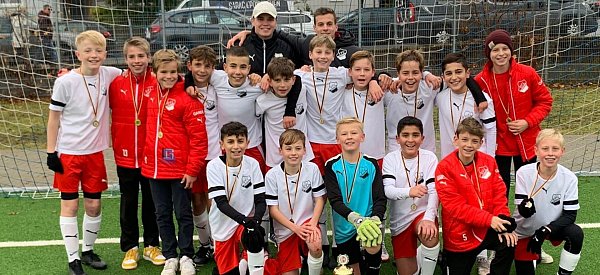 Jubel I: Theesens D-Junioren gewinnen im Finale souverän 4:1 gegen den VfB Fichte. - © Nicole Bentrup
