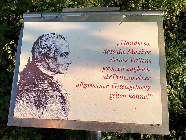 Am heutigen Weg stehen Informationstafeln zu großen Geisteswissenschaftlern. Hier eine Tafel zur Erinnerung an den Philosophen Immanuel Kant. - © Foto: Horst Biere