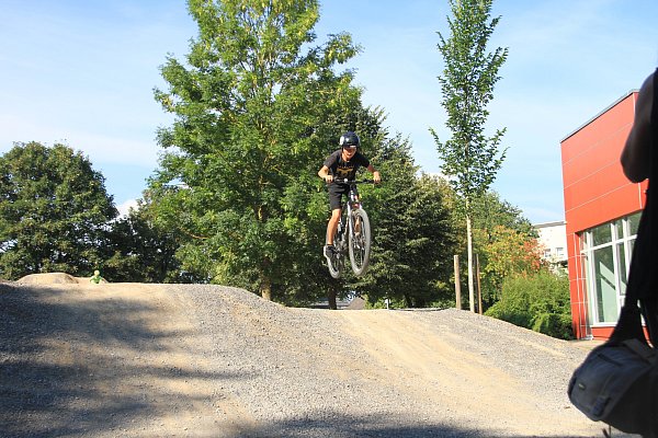 Gleich neben dem Steinheimer Schulzentrum liegt auch der Pumptrack. - © Madita Schellenberg