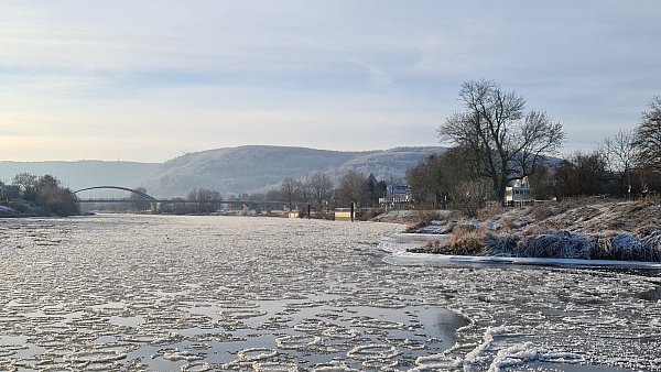 Der Dezember: Nach ersten stärkeren Frösten und mehreren Tagen mit Dauerfrost gab es auf der Weser die ersten, aber auch einzigen Eisschollen des Jahres 2022. - © Privat