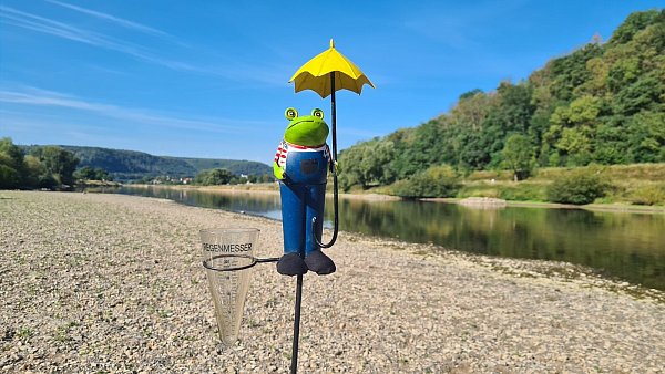Rekordniedrigwasser an der Weser und neue Tageshöchsttemperaturen an der Wetterstation Beverungen - der Sommer 2022. - © Privat
