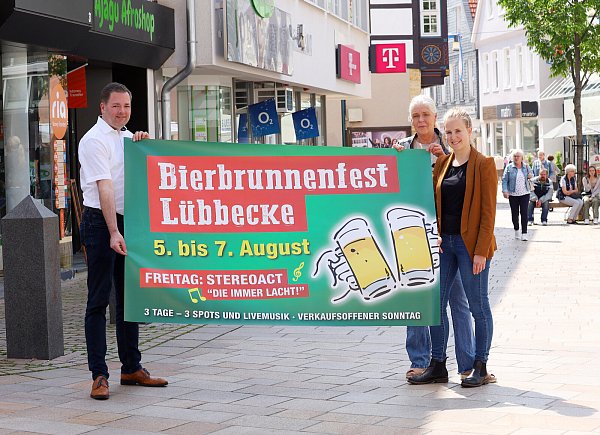 Die Planung läuft, die Vorfreude steigt bei allen Planungsbeteiligten zum Bierbrunnenfest: Peter Schmüser (v. l., Geschäftsführer, Lübbecke Marketing), Maike Materla (Marketingleiterin, Privatbrauerei Barre) und Sonja Picker Lorenzen (Inhaberin Kneipe und Restaurant „Zur Alten Backstube“). - © Privatbrauerei Barre