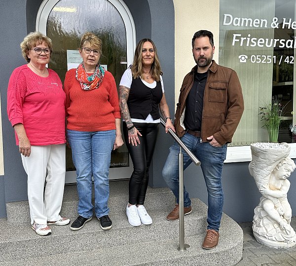 Die bisherige Betreiberin Karin Walkenhorst (v. l.), ihre Nachfolgerin Ingrid Vorderbrügge, Mitarbeiterin Beatrix Beulen sowie der Unternehmer und Gebäudebesitzer Patrick Schulz vor dem Salon. - © Friseur Bolley