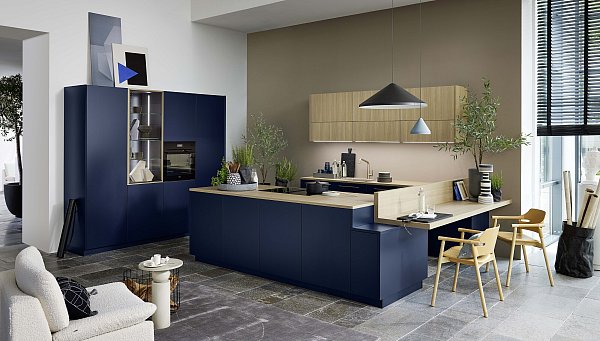 Das Modell Manhattan in Natureiche mit Softlack kombiniert die Stilelemente. - © Nolte-Küchen