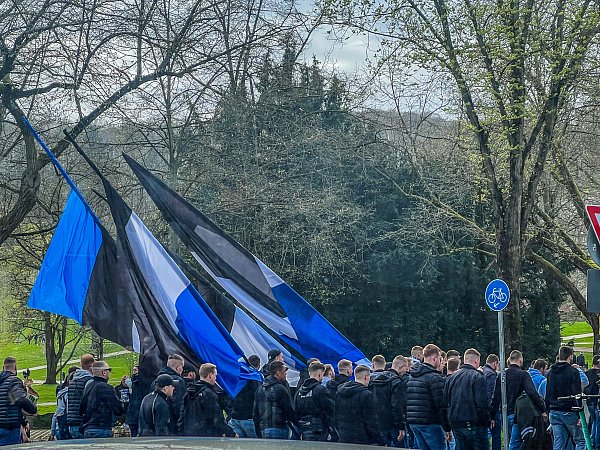 Die Arminia-Fans standen mit großen Fahnen Spalier für den Mannschaftsbus. - © Paul Brinkmann