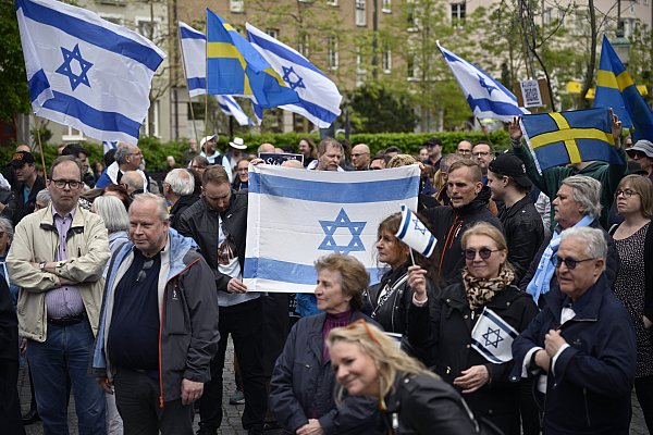 Malmö: Menschen tragen israelische und schwedische Fahnen während einer Pro-Israel-Demonstration zu Ehren der israelischen Eurovisions-Teilnehmerin Eden Golan. - © Johan Nilsson