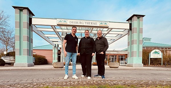 Sebastian Hoblitz (technischer Betriebsleiter, v. l.), Verena Reimann (Geschäftsführerin) und Ansgar Potthast (Betriebsleiter). - © Stadt Bad Driburg
