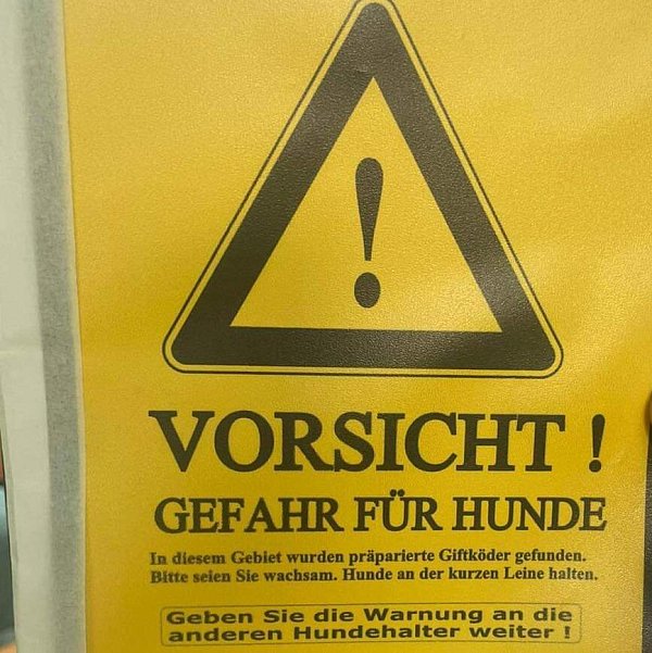 Einige Menschen stellen im Wald rund um das Paderborner Tierheim Warnschilder für andere Hundebesitzer auf. - © Tierheim Paderborn