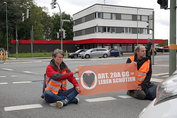 Im Sommer 2023 blockierten Aktivisten der Die Letzten Generation vor den Kipppunkte" die Hauptverkehrsachsen Herforder Straße und Kreuzstraße in Bielefeld. - © Paul Brinkmann