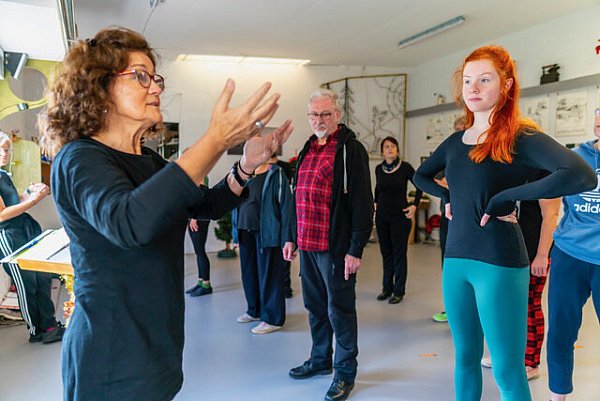 Regisseurin Anke Lux ist in ihrem Element. Sie vermittelt dem Ensemble, wie sie sich den Ablauf einer Szene vorstellt. - © Company