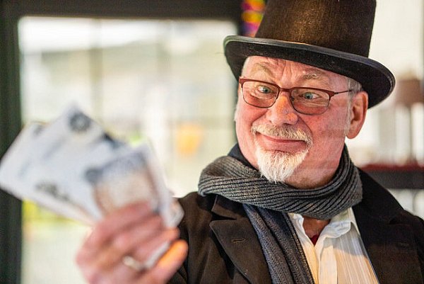 Profit, sein eigener Vorteil, rücksichtslos durchgesetzt – das ist die Welt von Ebeneezer Scrootch, dargestellt von Thomas Rüther. - © Company