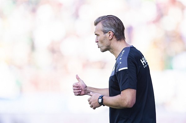 Daumen hoch: Vor allem mit dem Einsatzwillen seiner Mannschaft konnte Rödinghausens neuer Trainer Carsten Rump in Münster absolut zufrieden sein. - © Noah Wedel