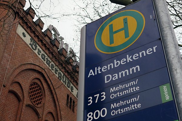 Bushaltestelle Altenbekener Damm vor dem historischen Gebäude der Gilde-Brauerei. - © Rainer Wester
