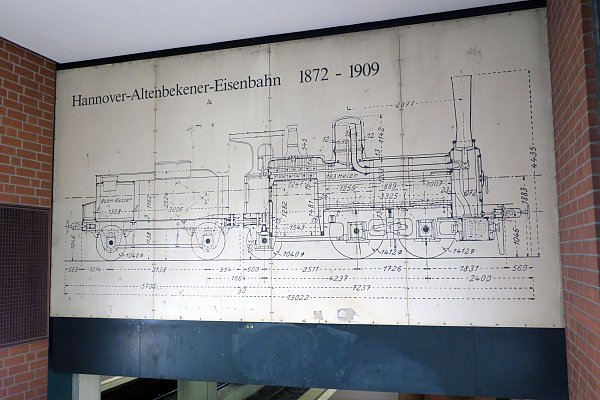Innerhalb der Stadtbahnhaltestelle Altenbekener Damm wird auf die Geschichte des Namens verwiesen. - © Rainer Wester