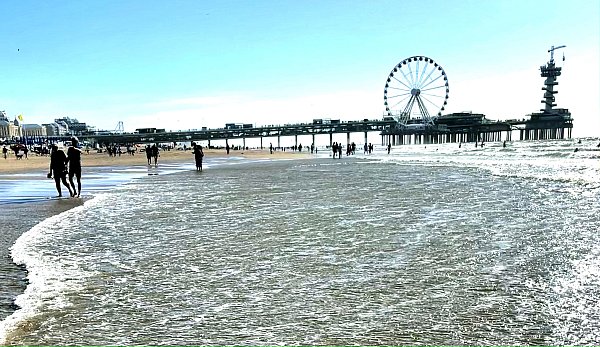 Vergnügen am Meer: Der Strand in Scheveningen ist auf der einen Seite ein viele hundert Meter langer Boulevard mit Riesenrad, auf der anderen ein weiter, langer Sandstrand. - © Noren