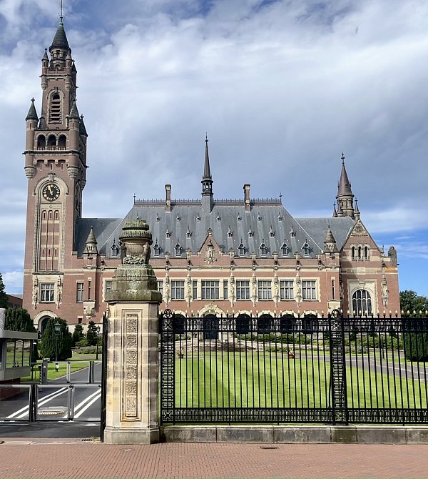 Unübersehbar: Der Friedenspalast ist der Sitz des Internationalen Gerichtshofes. Das schmiedeeiserne Gitter kommt übrigens aus Deutschland. - © Noren