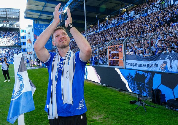 Unter Tränen hat sich Fabian Klos Ende Mai von den Arminia Fans verabschiedet. Durch den Sieg im Westfalenpokal war das letzte DSC-Spiel aber auch ein versöhnliches. - © Andreas Zobe