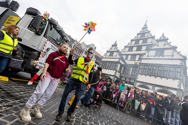 Eine Gruppe aus dem Kreis Höxter zeigt mit ihrem Wagen ihren Protest gegen die Ampelkoalition. - © Niklas Tüns