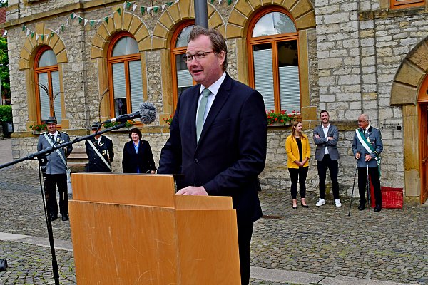 Volker Neuhöfer vertritt den Bürgermeister Dirk Becker. - © Gunter Held